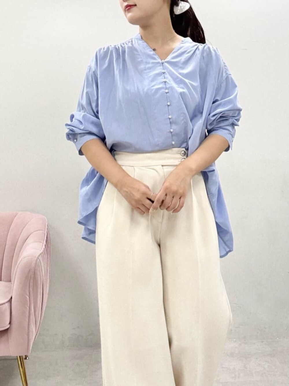 ホワイト系のその他パンツ、ブルー系のシャツ/ブラウスを着用したレディースの秋コーディネートの4枚目の写真