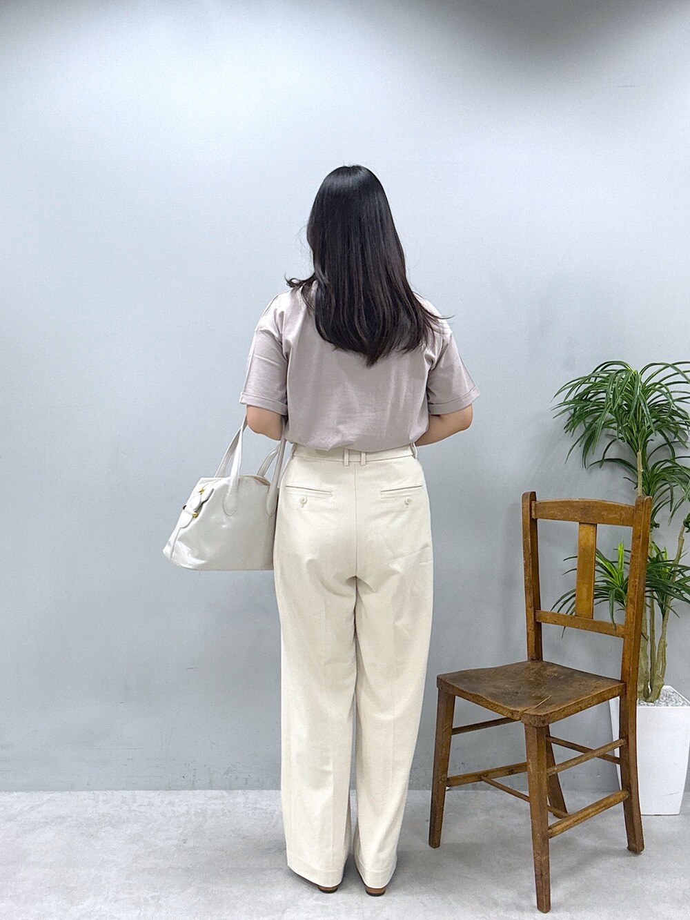 ベージュ系のTシャツ/カットソー、ブラック系のその他シューズを着用したレディースの春コーディネートの3枚目の写真