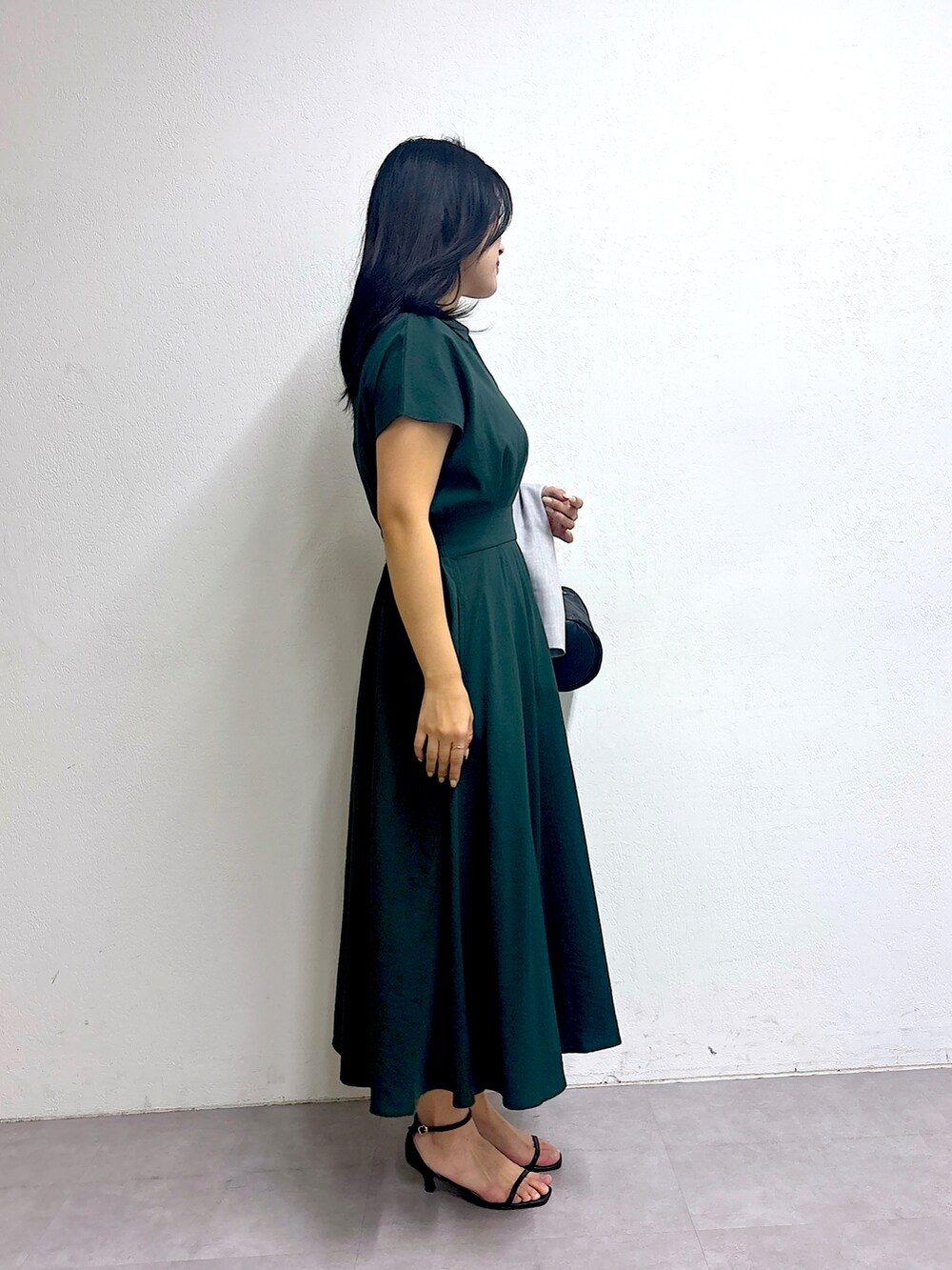 ベージュ系のその他アウター、グリーン系のワンピースを着用したレディースの春コーディネートの4枚目の写真