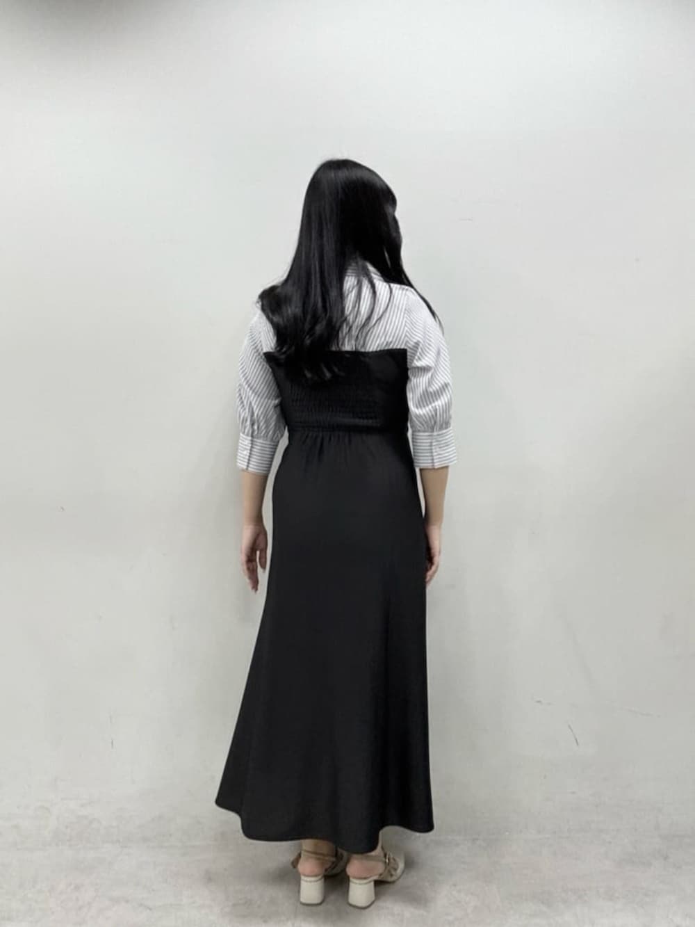 ブラック系のワンピースを着用したレディースの冬コーディネートの3枚目の写真