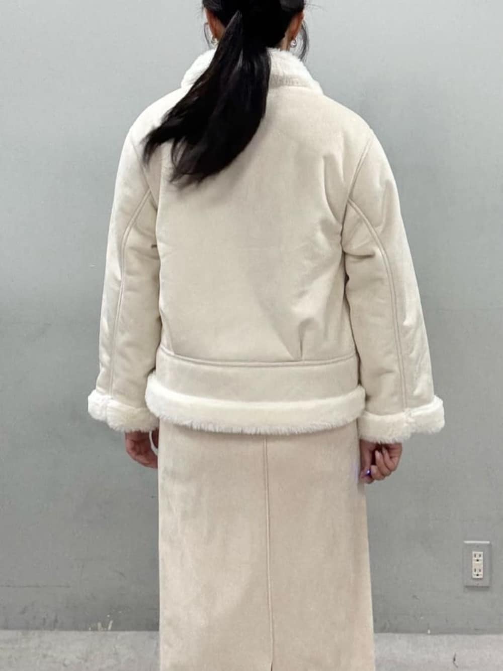 グレー系のシャツ/ブラウス、ベージュ系のスカート、ホワイト系のブルゾンを着用したレディースの秋コーディネートの8枚目の写真