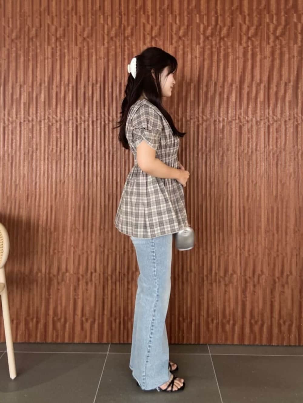 ブルー系のデニムパンツ、その他のシャツ/ブラウスを着用したレディースの春コーディネートの2枚目の写真