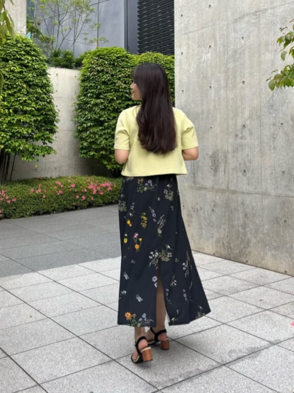 その他のワンピース、イエロー系のノーカラージャケットを着用したレディースの春コーディネートの2枚目の写真