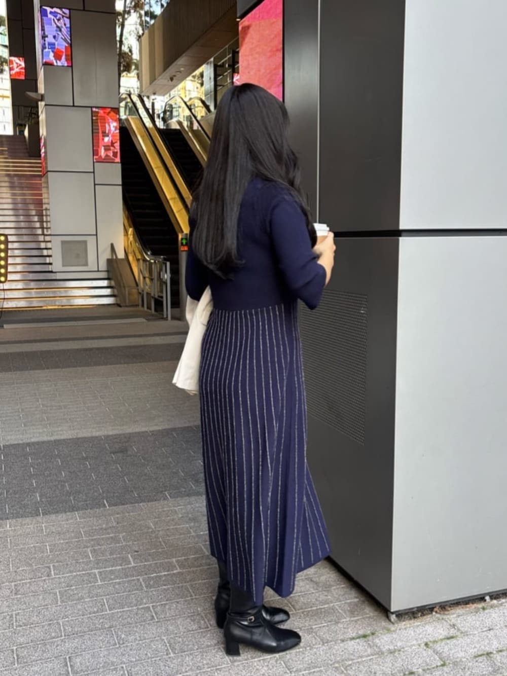 ブルー系のワンピース、ホワイト系のテーラードジャケットを着用したレディースの冬コーディネートの4枚目の写真