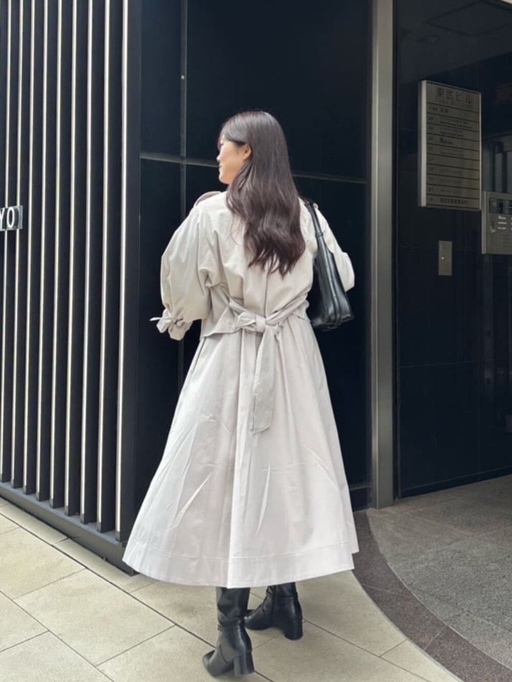 ブルー系のTシャツ/カットソー、グレー系のニット/セーター、ホワイト系のワンピースを着用したレディースの冬コーディネートの2枚目の写真