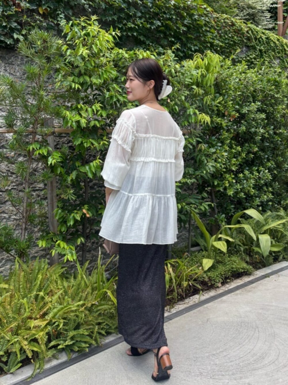 ブラック系のスカート、ホワイト系のシャツ/ブラウスを着用したレディースの夏コーディネートの5枚目の写真