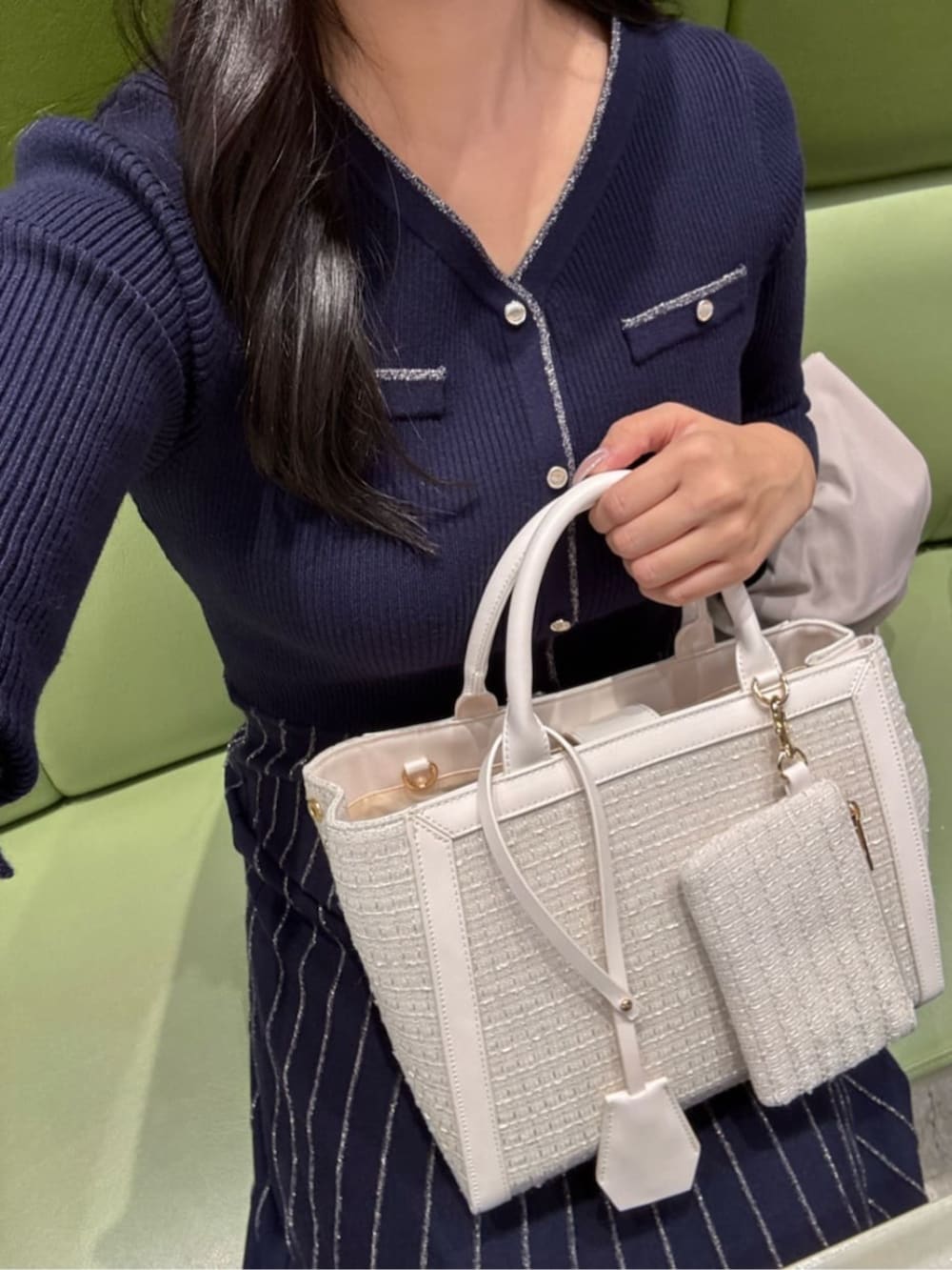 ブルー系のワンピース、ホワイト系のテーラードジャケットを着用したレディースの冬コーディネートの2枚目の写真