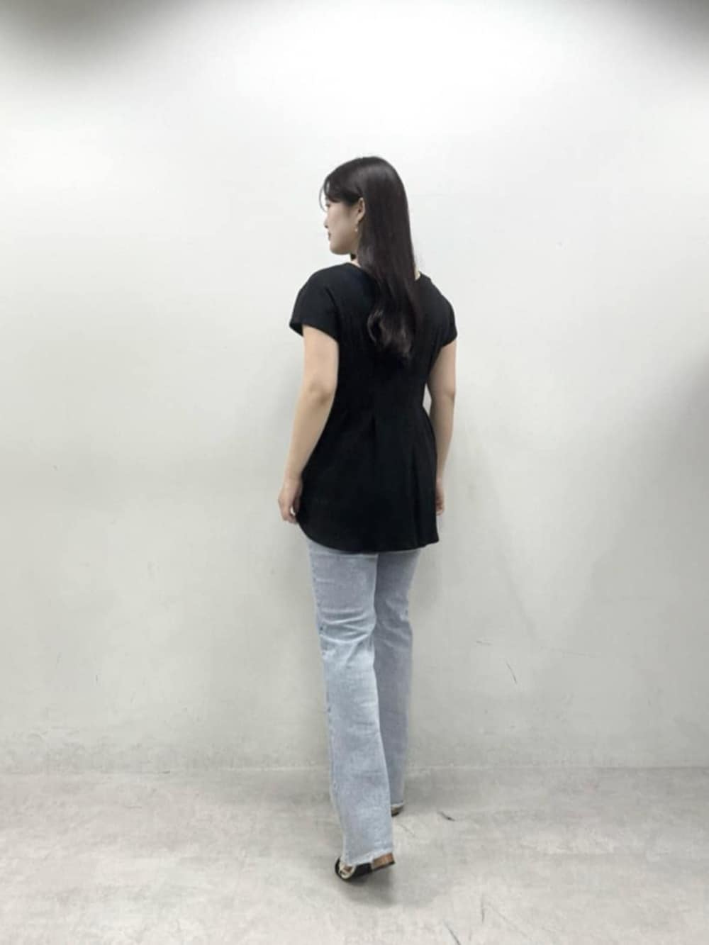 ブルー系のデニムパンツ、ブラック系のTシャツ/カットソーを着用したレディースの春コーディネートの3枚目の写真
