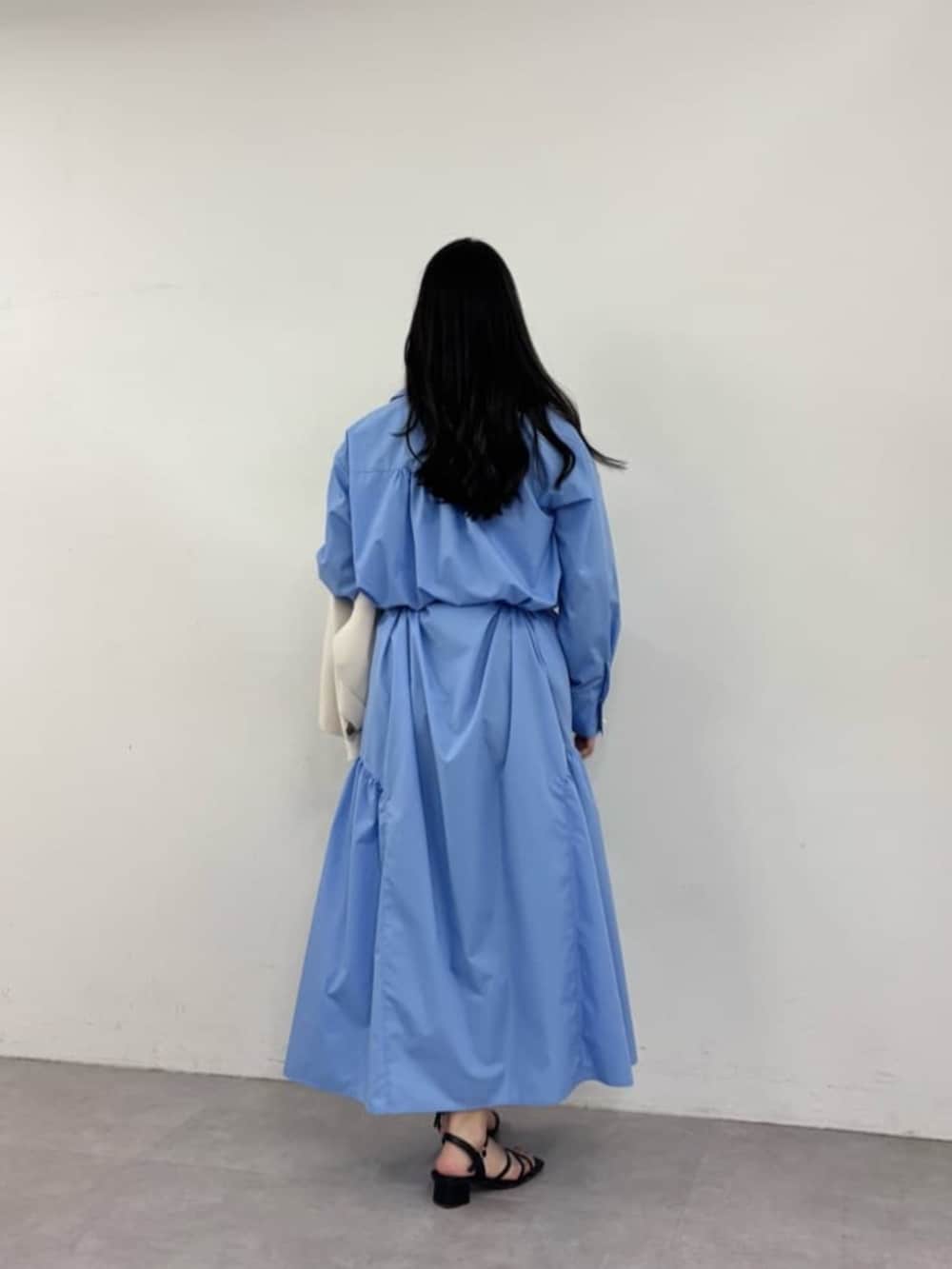 ホワイト系のテーラードジャケット、ブルー系のシャツワンピースを着用したレディースの春コーディネートの6枚目の写真