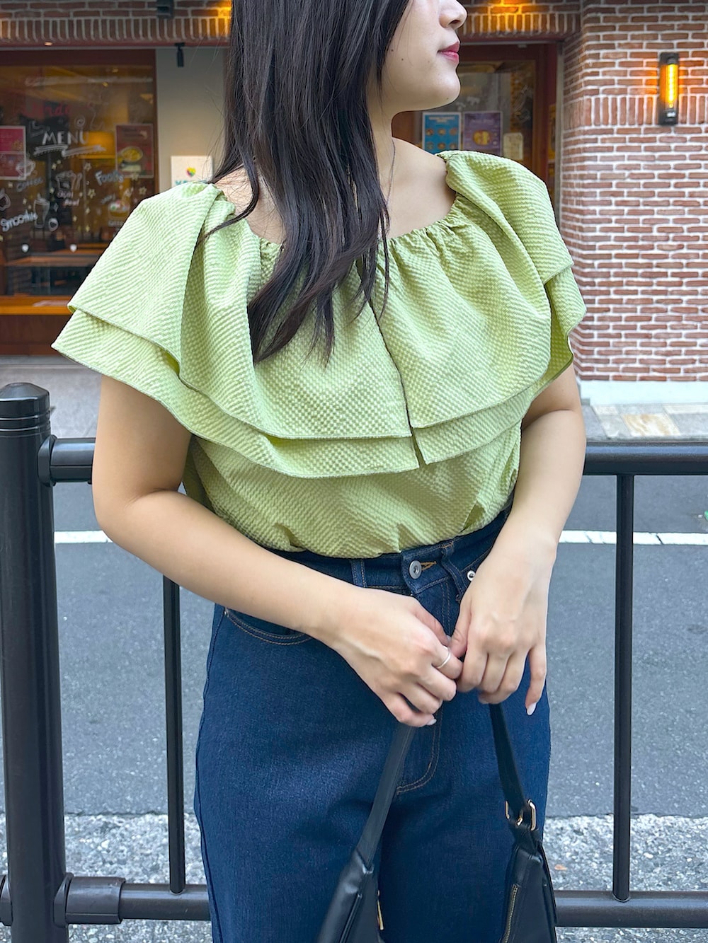 「きれいめカジュアル、デートコーデ、通勤コーデ、オフィスカジュアル、ママコーデ、ママファッション、オフィスコーデ」｜「natural coutureのゴールドライン付きギャザーサンダル（その他シューズ、ブラック系）」を使った、airiさん（骨格ストレート・レディース・161cm）の春コーディネートの3枚目の写真