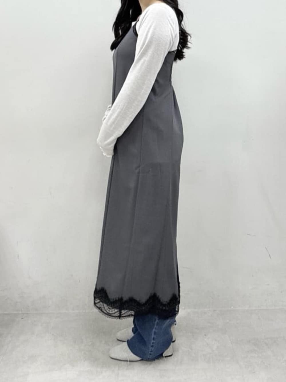 ホワイト系のテーラードジャケット、ホワイト系のハンドバッグ、グレー系のサンダルを着用したレディースの冬コーディネートの5枚目の写真