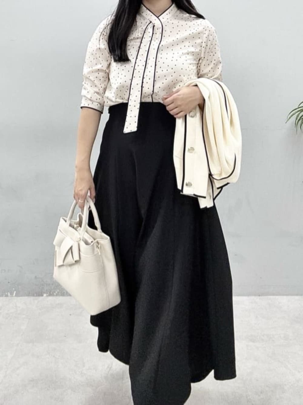 ホワイト系のカーディガン/ボレロ、その他のシャツ/ブラウス、ブラック系のスカートを着用したレディースの春コーディネートの6枚目の写真