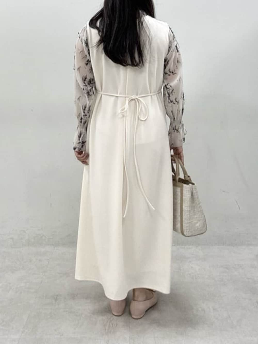 ベージュ系のハンドバッグ、ホワイト系のワンピース、その他のシャツ/ブラウスを着用したレディースの冬コーディネートの3枚目の写真