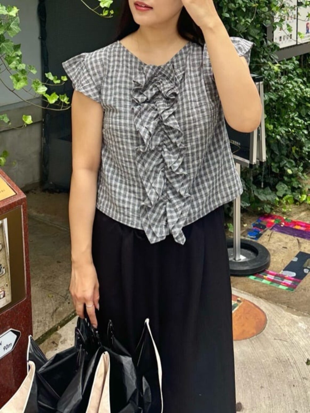 ブラック系のその他パンツ、その他のシャツ/ブラウスを着用したレディースの夏コーディネートの6枚目の写真