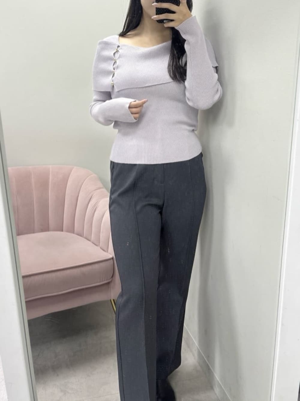 グレー系のスラックス、ブラック系のショルダーバッグ、パープル系のニット/セーターを着用したレディースの冬コーディネートの4枚目の写真