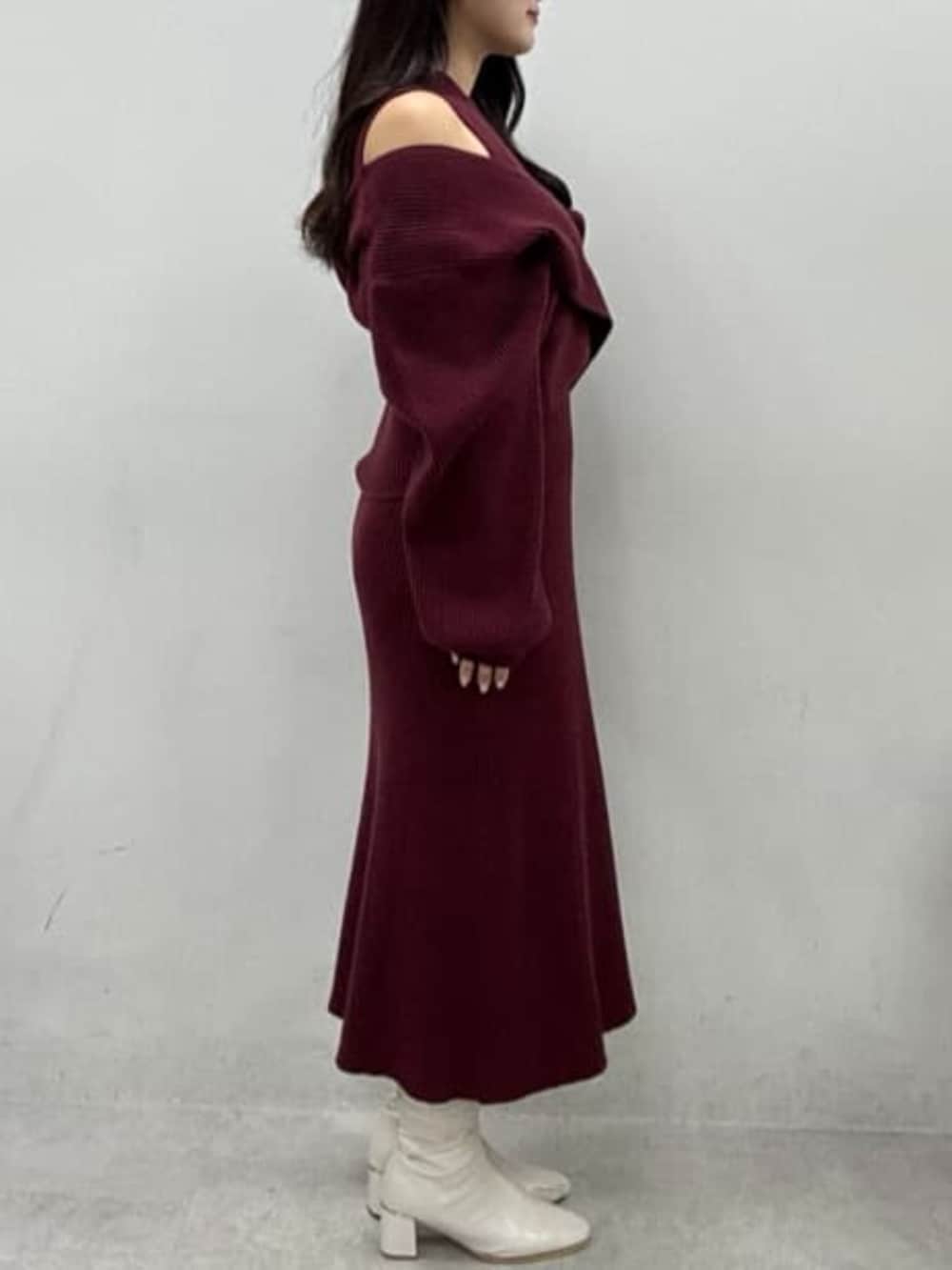 レッド系のワンピースを着用したレディースの冬コーディネートの2枚目の写真