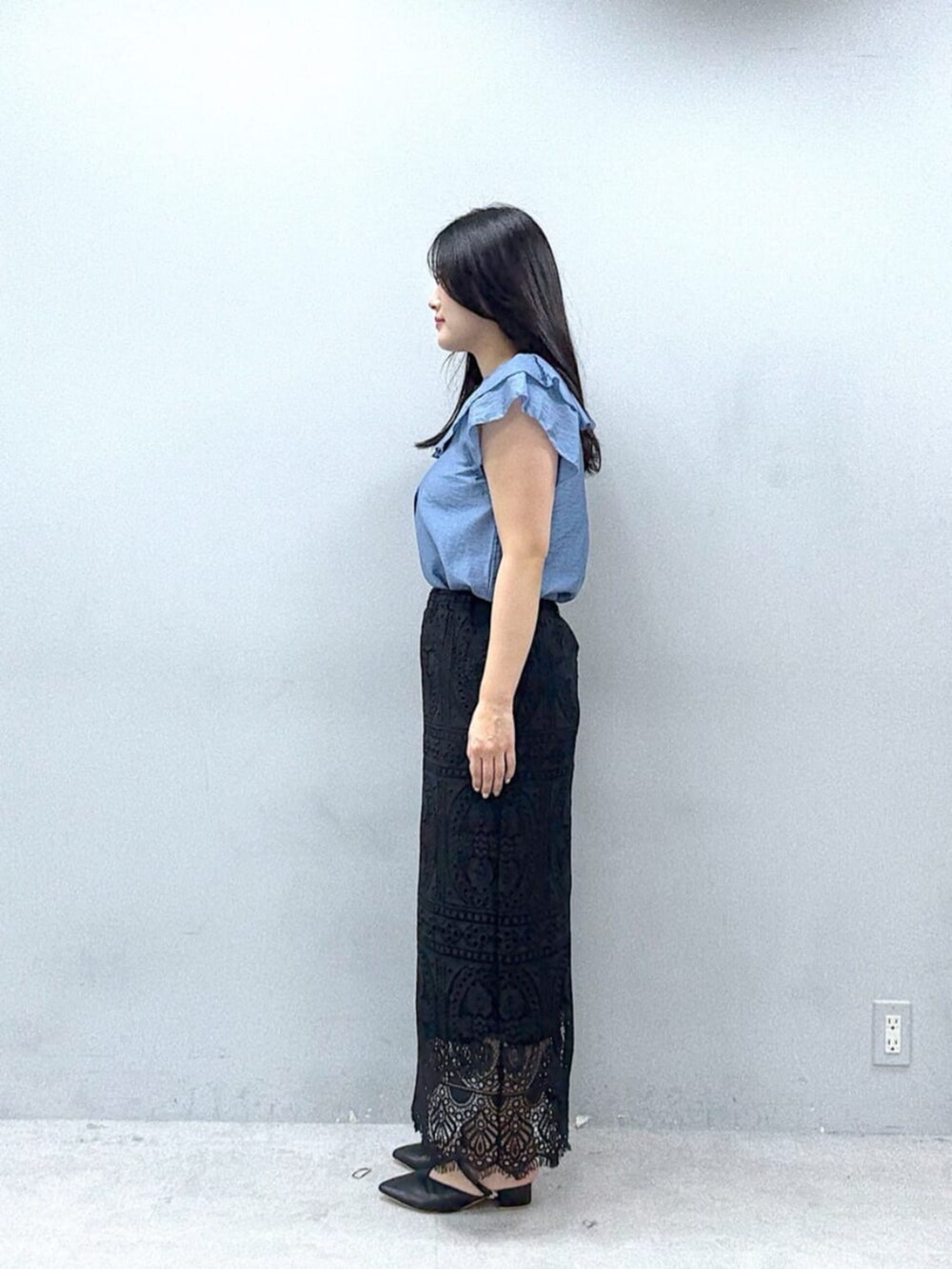 ブラック系のスカート、ブルー系のシャツ/ブラウスを着用したレディースの春コーディネートの2枚目の写真