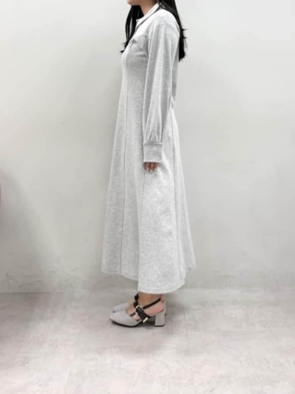 グレー系のサンダル、グレー系のワンピースを着用したレディースの冬コーディネートの2枚目の写真