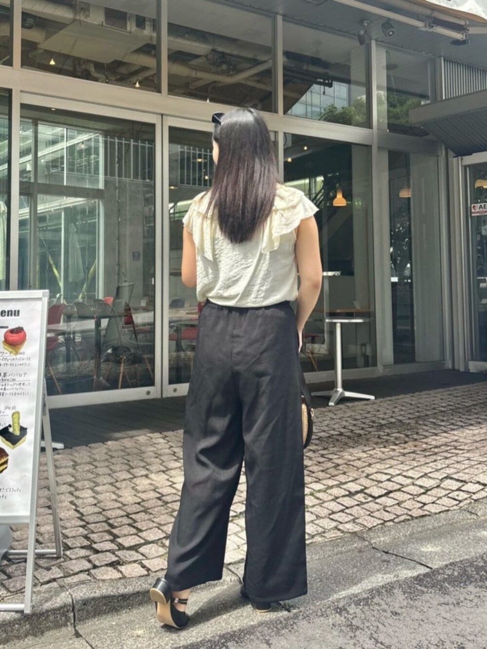 ブラック系のその他パンツ、ホワイト系のシャツ/ブラウスを着用したレディースの夏コーディネートの3枚目の写真