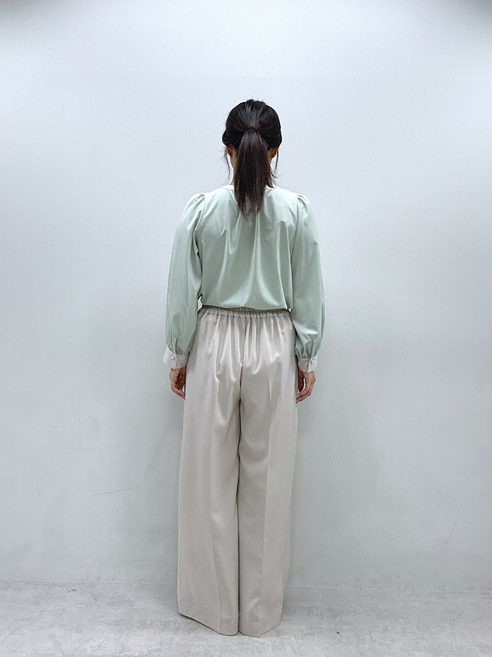 ベージュ系のその他パンツ、グリーン系のシャツ/ブラウスを着用したレディースの冬コーディネートの3枚目の写真