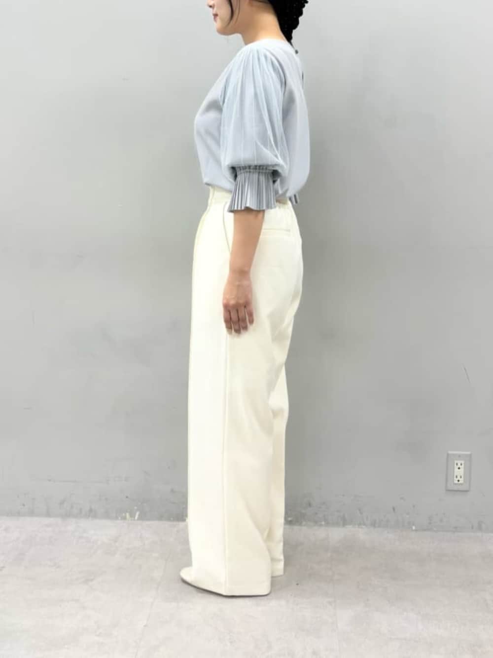 ホワイト系のスラックス、ブルー系のシャツ/ブラウスを着用したレディースの冬コーディネートの2枚目の写真