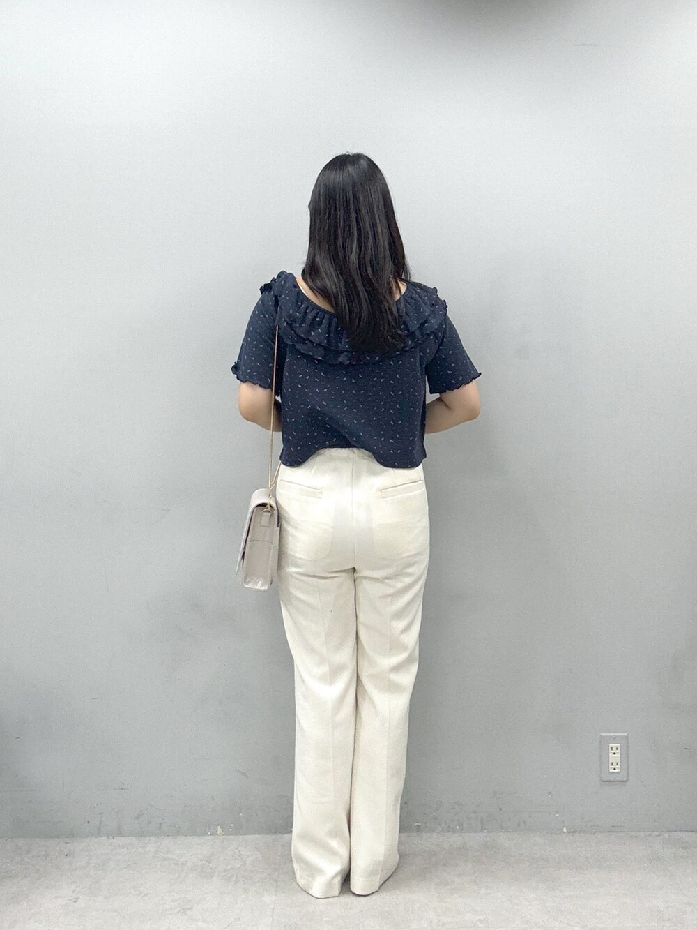 グレー系のシャツ/ブラウス、ホワイト系のショルダーバッグ、ホワイト系のその他パンツを着用したレディースの春コーディネートの3枚目の写真