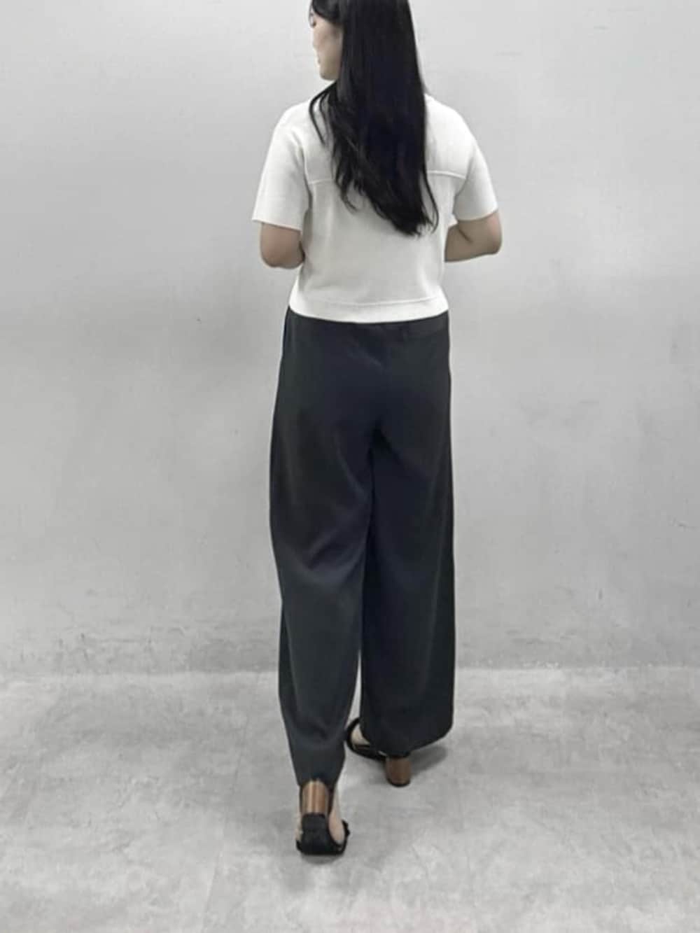 グレー系のその他パンツ、ホワイト系のカーディガン/ボレロを着用したレディースの夏コーディネートの3枚目の写真