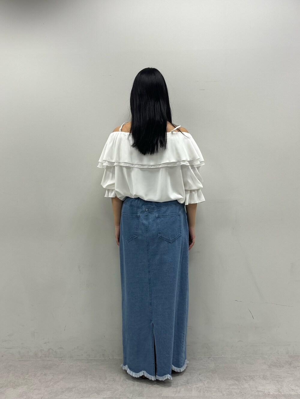 ブルー系のスカート、ホワイト系のシャツ/ブラウスを着用したレディースの春コーディネートの3枚目の写真