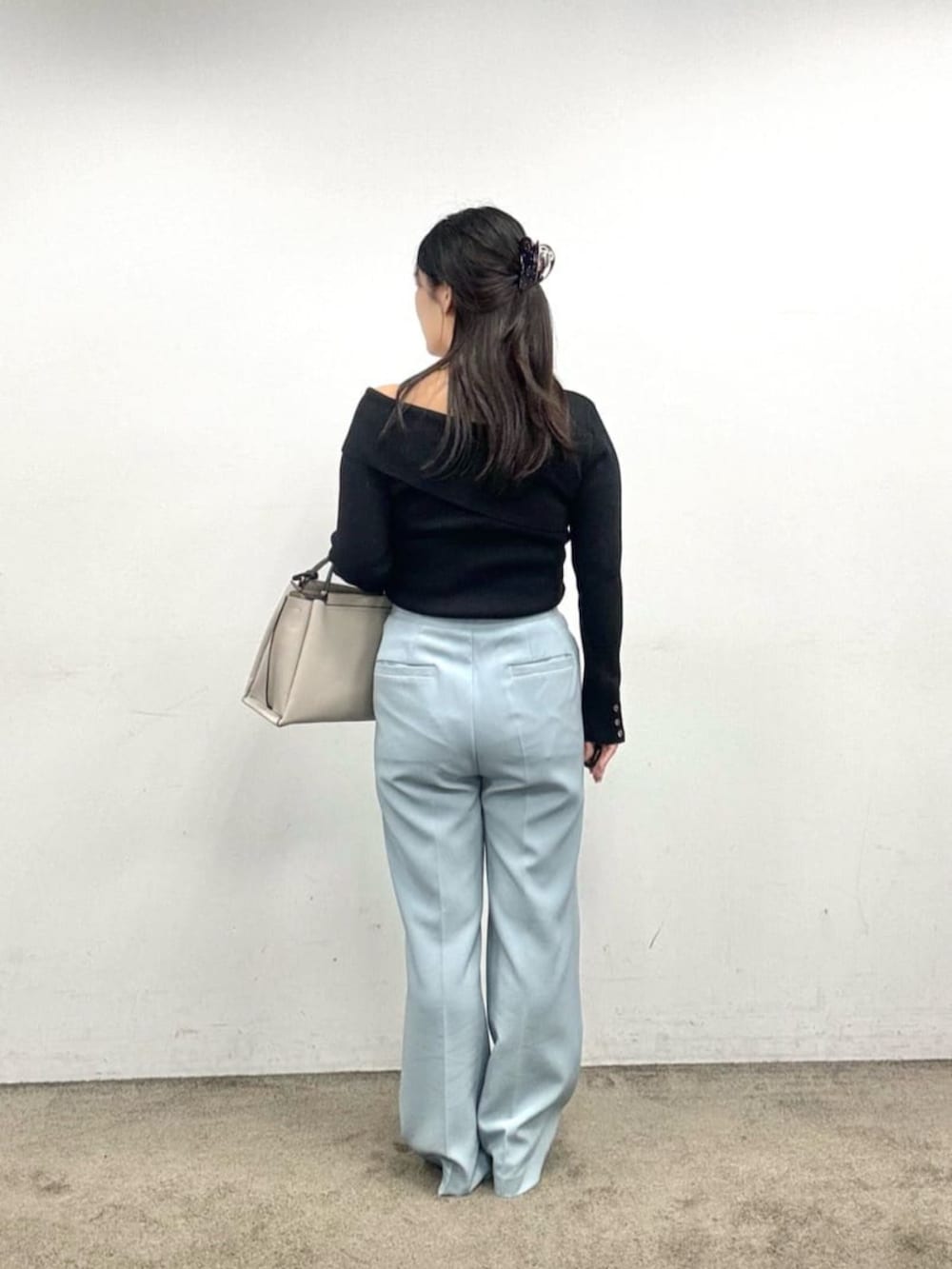 ブラック系のその他シューズ、グレー系のショルダーバッグ、ブラック系のニット/セーターを着用したレディースの夏コーディネートの3枚目の写真