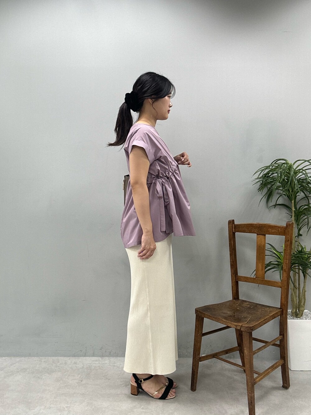 ブラウン系のショルダーバッグ、ホワイト系のスカート、ピンク系のシャツ/ブラウスを着用したレディースの春コーディネートの2枚目の写真