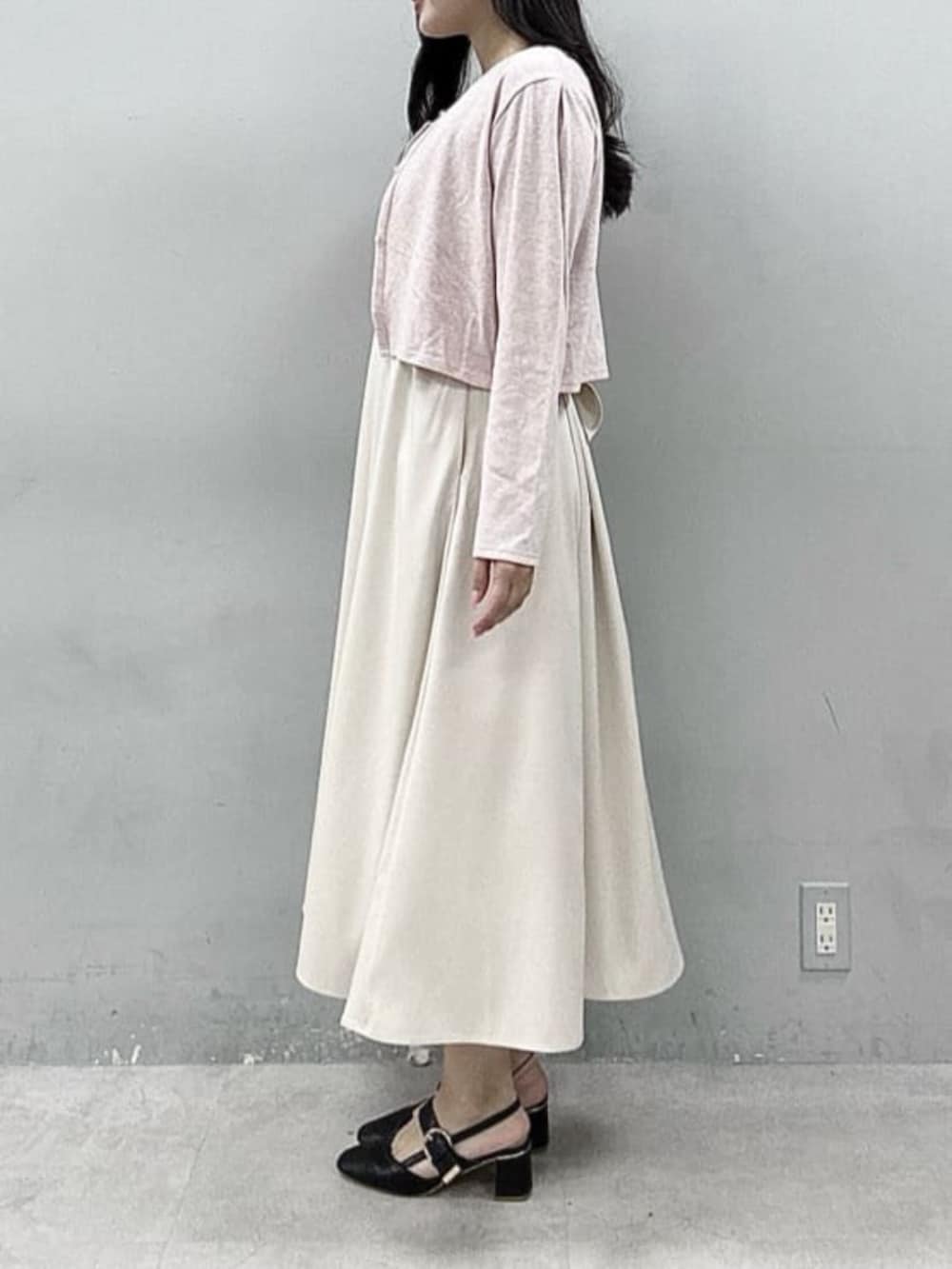 ピンク系のカーディガン/ボレロ、ホワイト系のワンピースを着用したレディースの春コーディネートの2枚目の写真