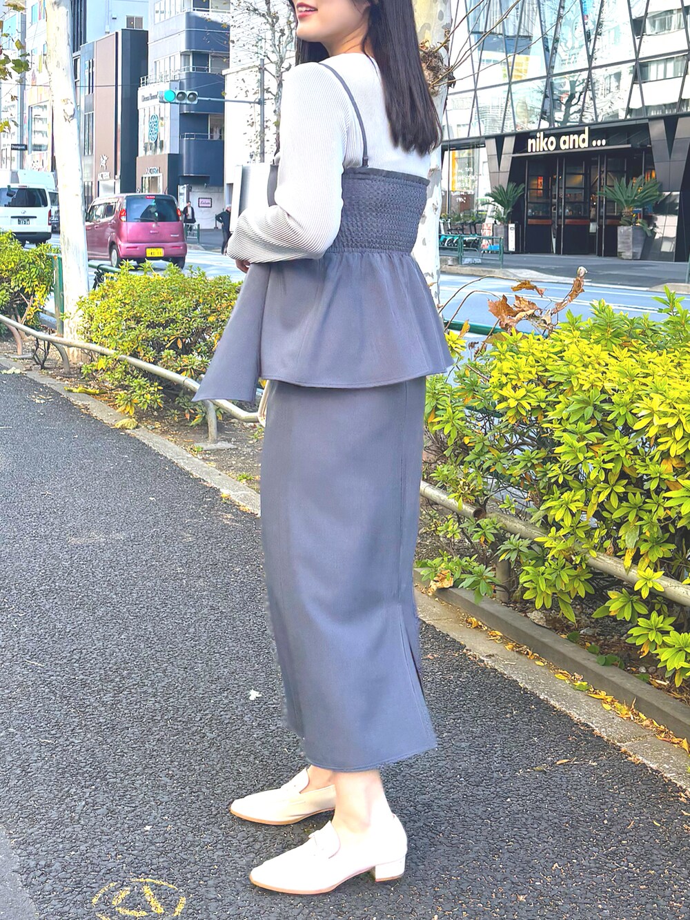 グレー系のスカートを着用したレディースの冬コーディネートの2枚目の写真