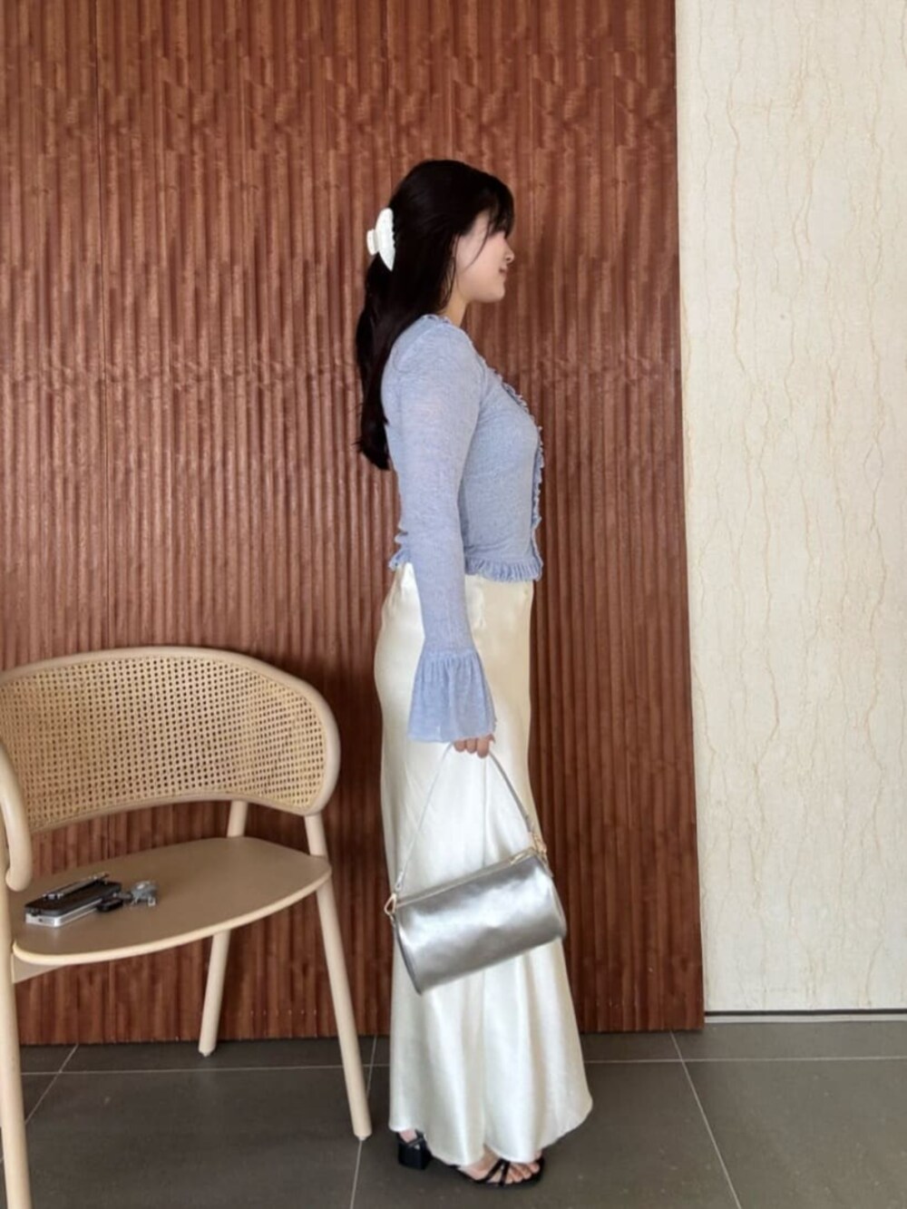 ブルー系のカーディガン/ボレロを着用したレディースの春コーディネートの2枚目の写真