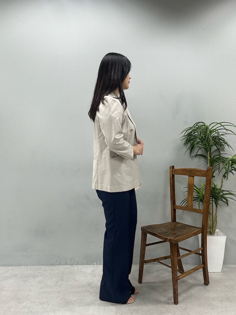 ホワイト系のショルダーバッグ、ブラック系のその他パンツ、ベージュ系のブルゾンを着用したレディースの春コーディネートの4枚目の写真