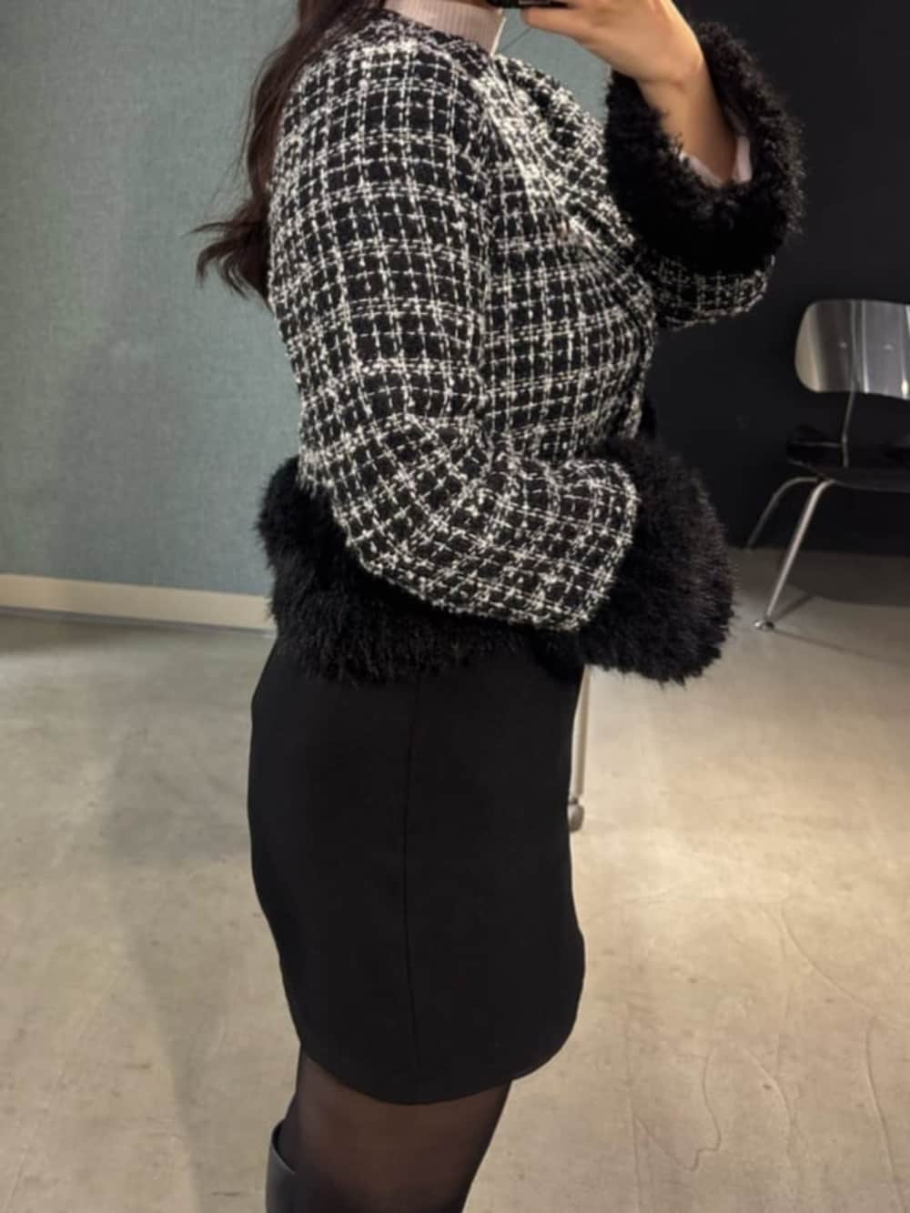 ブラック系のその他アウターを着用したレディースの冬コーディネートの2枚目の写真