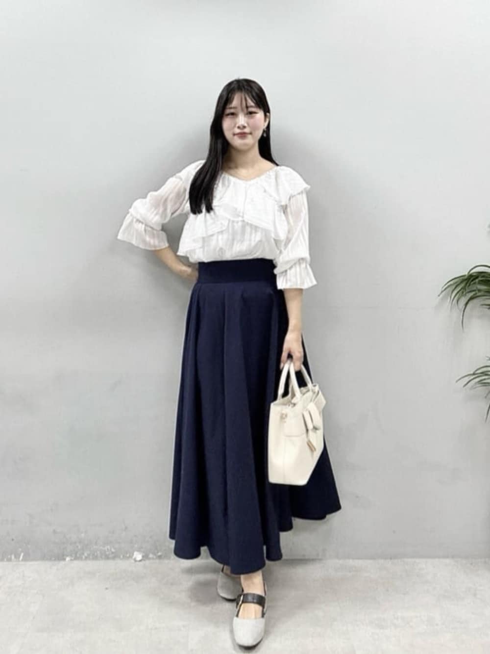 ホワイト系のショルダーバッグ、ホワイト系のシャツ/ブラウスを着用したレディースの春コーディネートの2枚目の写真