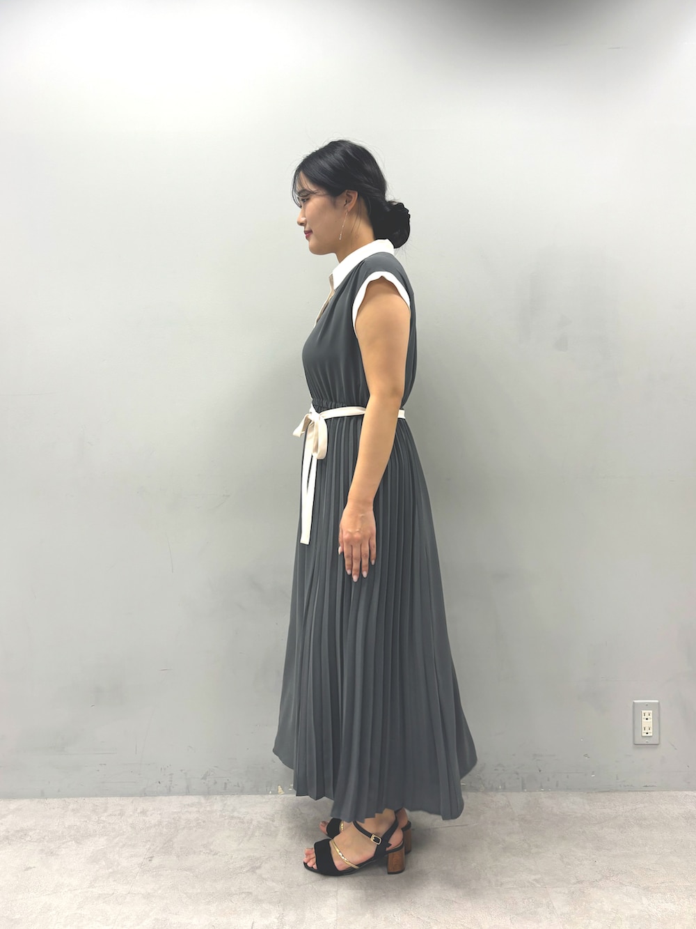 「きれいめカジュアル、デートコーデ、オフィスカジュアル、ママコーデ、ママファッション、オフィスコーデ」｜「natural coutureのゴールドライン付きギャザーサンダル（その他シューズ、ブラック系）」を使った、airiさん（骨格ストレート・レディース・161cm）の春コーディネートの2枚目の写真