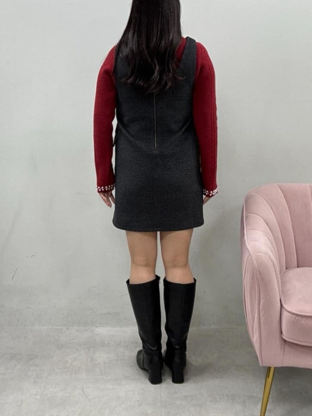 グレー系のワンピース、レッド系のニット/セーターを着用したレディースの冬コーディネートの3枚目の写真