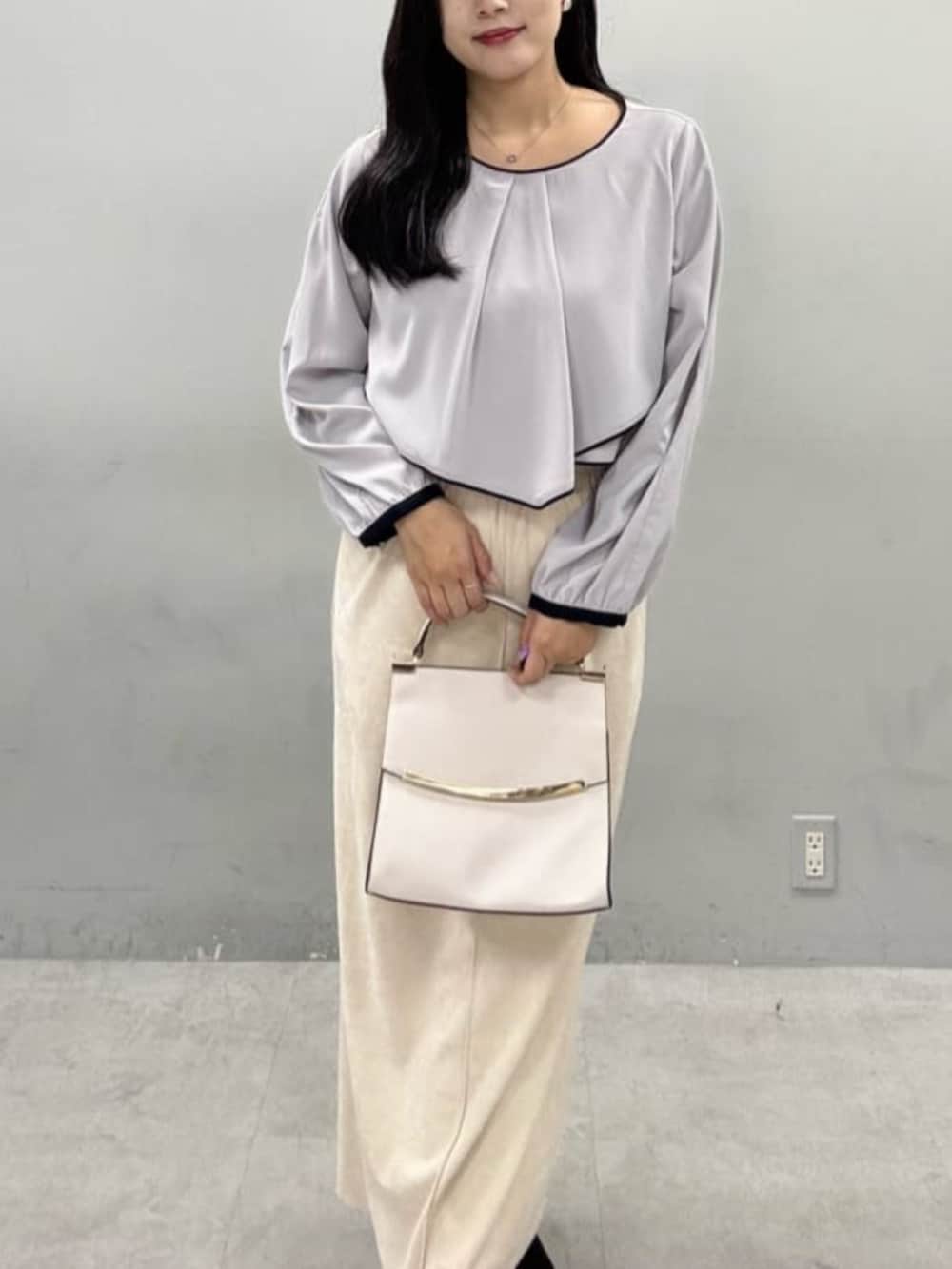 ホワイト系のショルダーバッグ、ベージュ系のスカート、ベージュ系のシャツ/ブラウスを着用したレディースの秋コーディネートの4枚目の写真