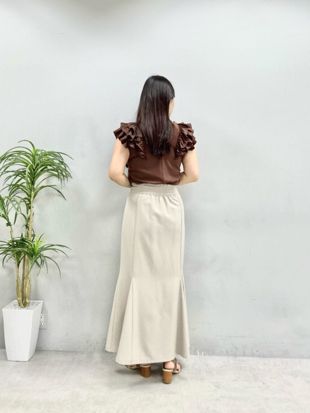 ベージュ系のスカート、ブラウン系のTシャツ/カットソーを着用したレディースの夏コーディネートの3枚目の写真