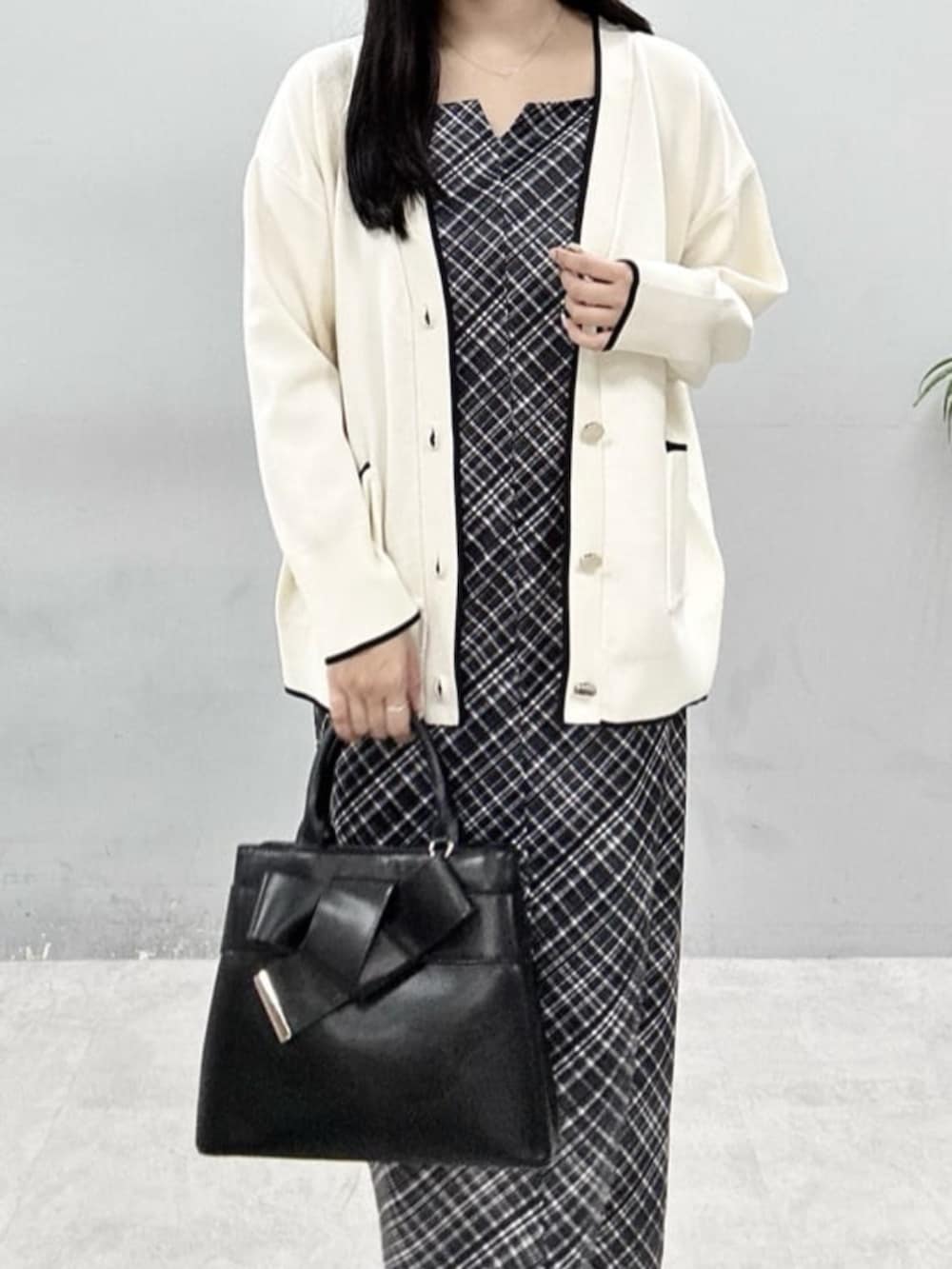 ブラック系のショルダーバッグ、その他のワンピース、ホワイト系のカーディガン/ボレロを着用したレディースの春コーディネートの5枚目の写真