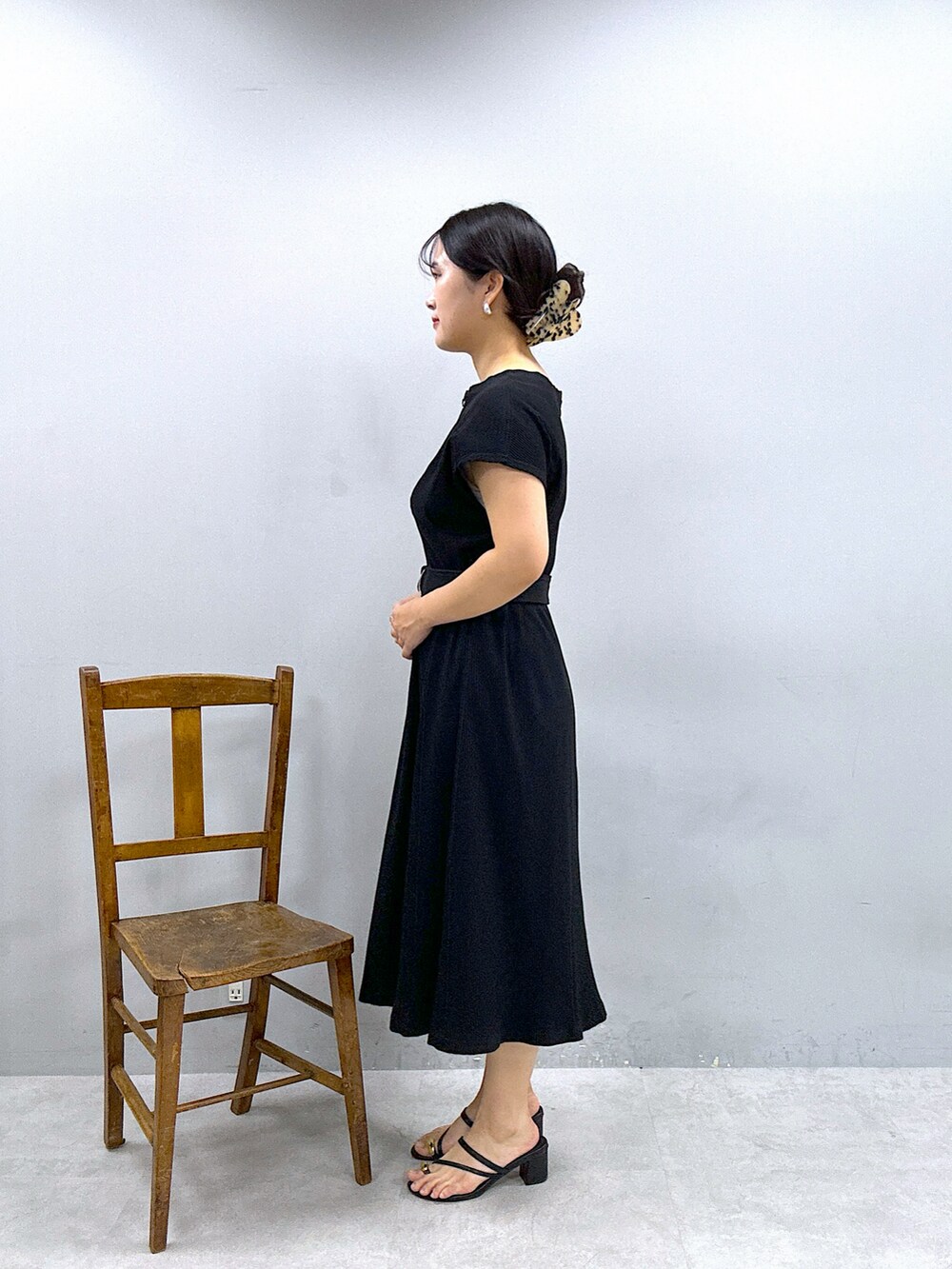 ホワイト系のショルダーバッグ、ホワイト系のワンピースを着用したレディースの春コーディネートの2枚目の写真