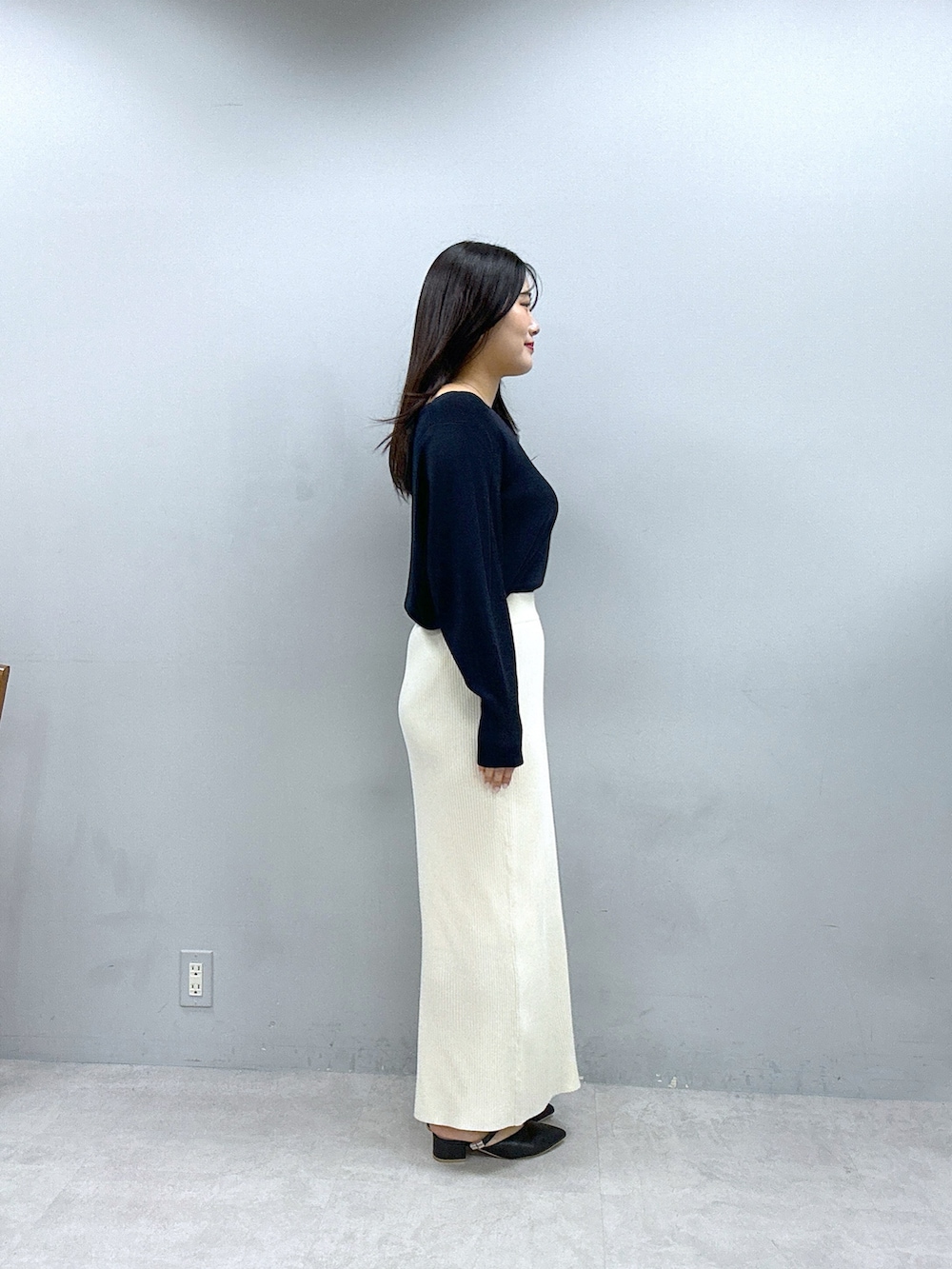 ホワイト系のスカート、ブルー系のニット/セーター、ベージュ系のブルゾンを着用したレディースの春コーディネートの4枚目の写真