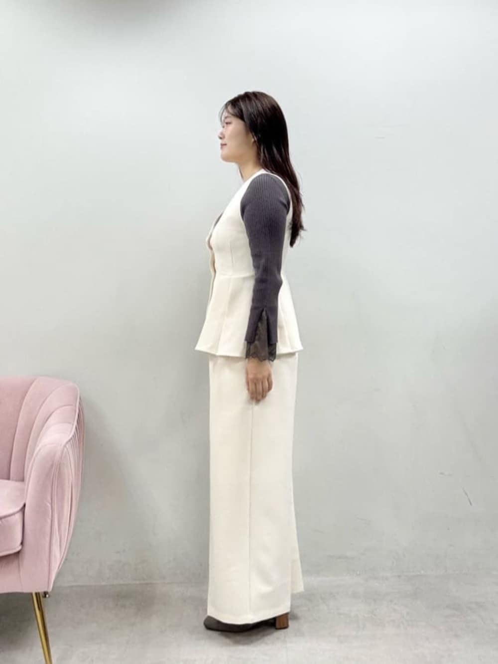 ホワイト系のその他パンツ、ホワイト系のベスト、グレー系のニット/セーターを着用したレディースの秋コーディネートの3枚目の写真