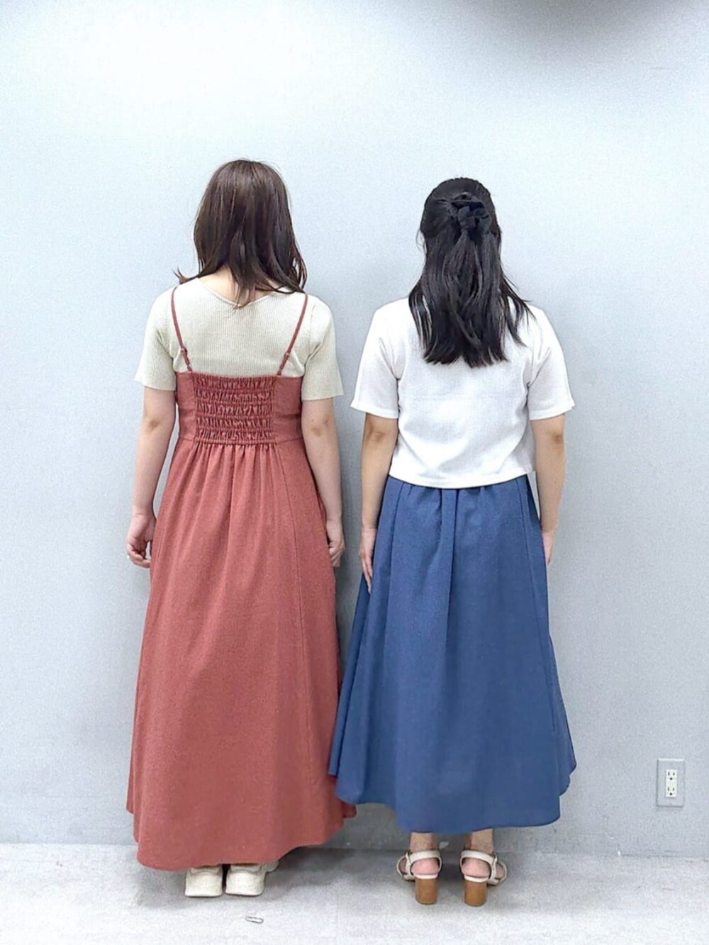 ホワイト系のTシャツ/カットソー、ホワイト系のニット/セーター、ブルー系のワンピースを着用したレディースの春コーディネートの3枚目の写真