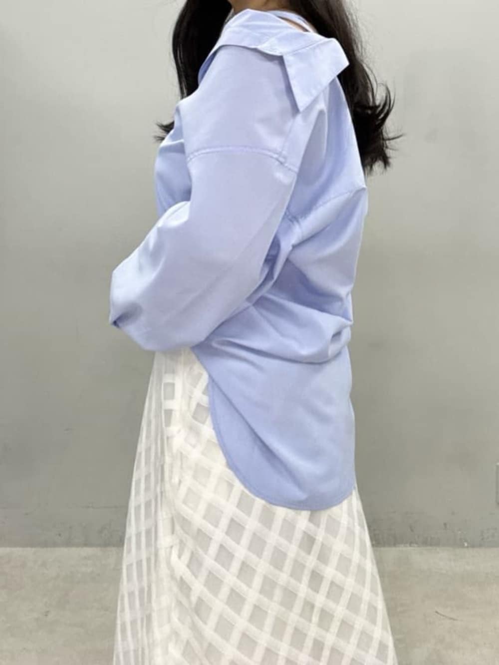 ブルー系のシャツ/ブラウス、ホワイト系のスカートを着用したレディースの冬コーディネートの5枚目の写真