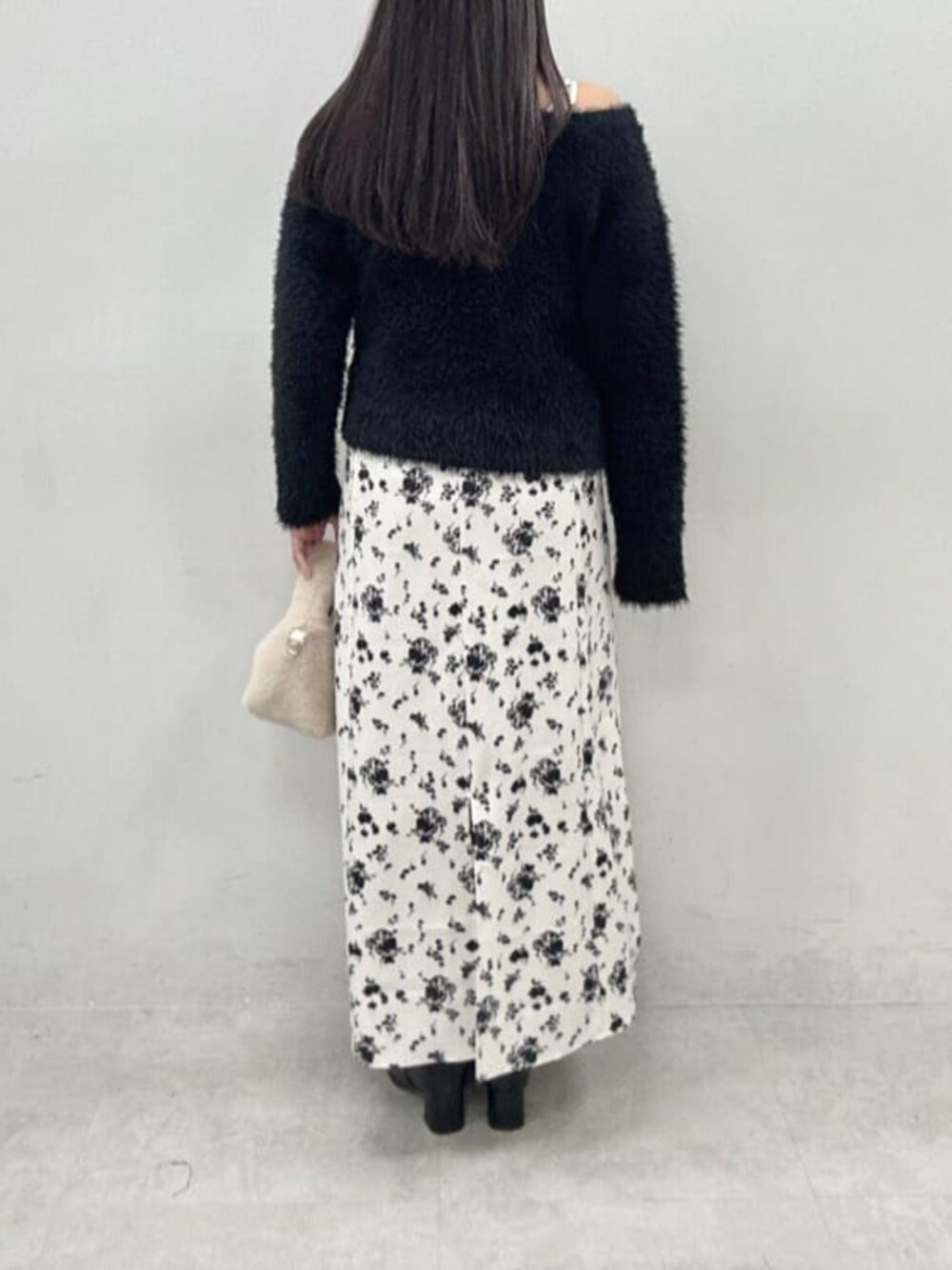 ブラック系のニット/セーターを着用したレディースの冬コーディネートの3枚目の写真