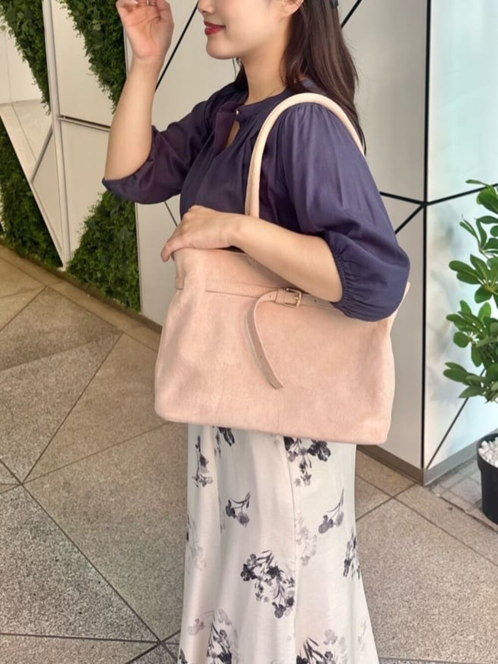 ブルー系のシャツ/ブラウス、ホワイト系のスカートを着用したレディースの夏コーディネートの3枚目の写真