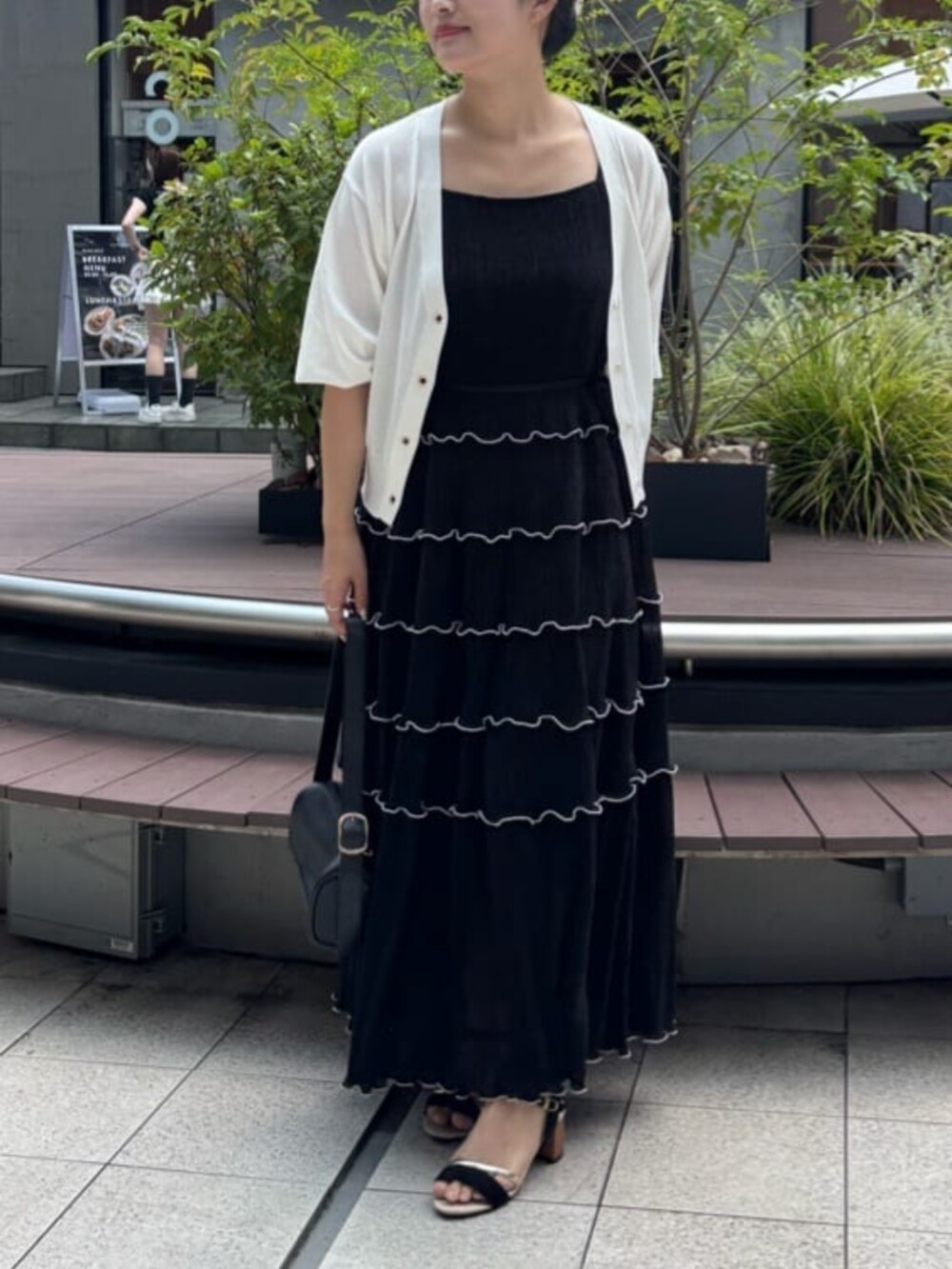 ホワイト系のカーディガン/ボレロ、ブラック系のワンピースを着用したレディースの夏コーディネートの3枚目の写真