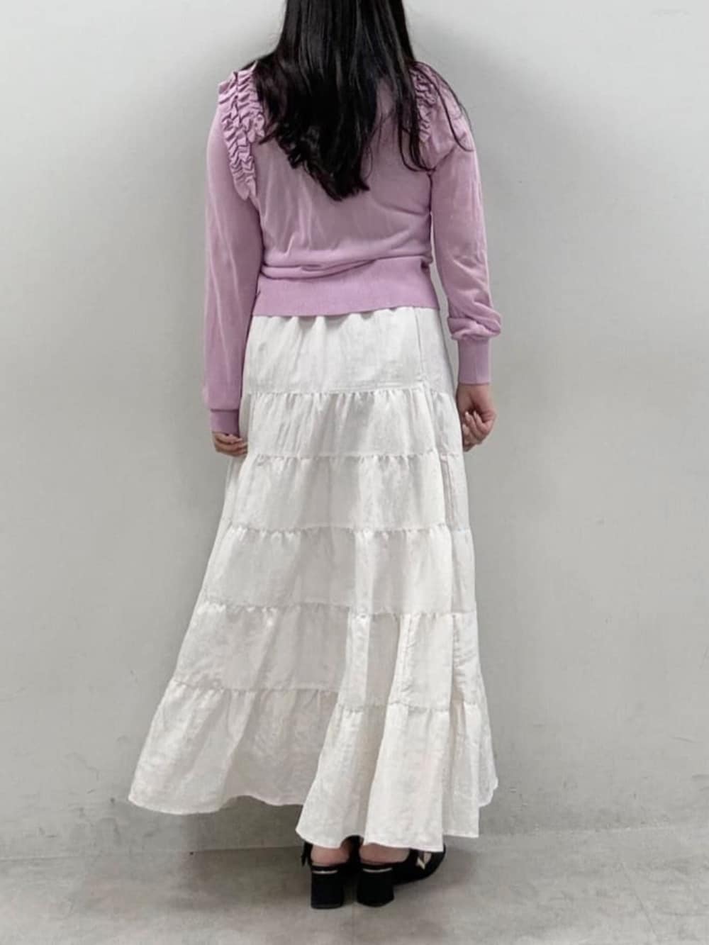 ホワイト系のスカート、ピンク系のカーディガン/ボレロを着用したレディースの冬コーディネートの3枚目の写真